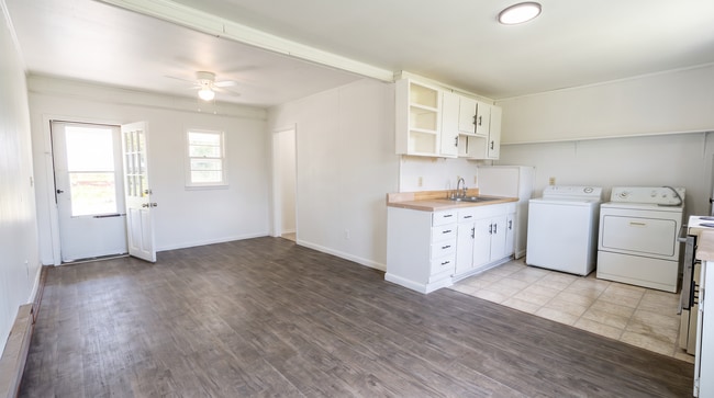 Building Photo - 134 Ideal Dr SE