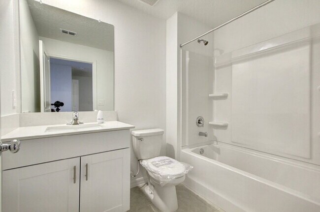 Building Photo - Charming 3-Bedroom Home with 2.5 Baths in ...