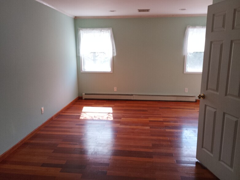 Building Photo - 4 Pinewood Ave