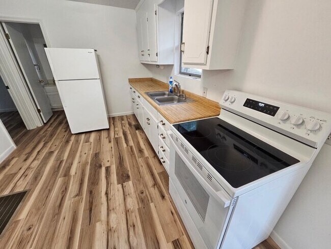 Building Photo - 2 Bedroom 2 Bathroom