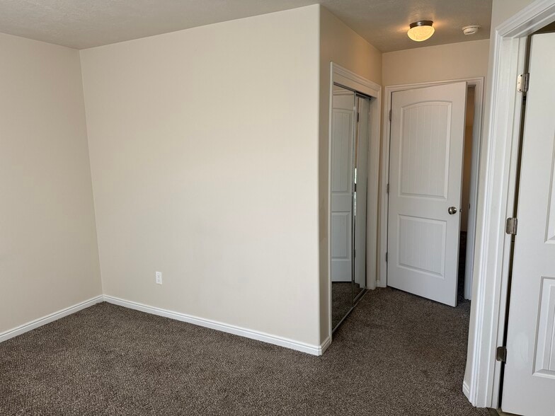 Building Photo - 908 N Shepard Creek Pky