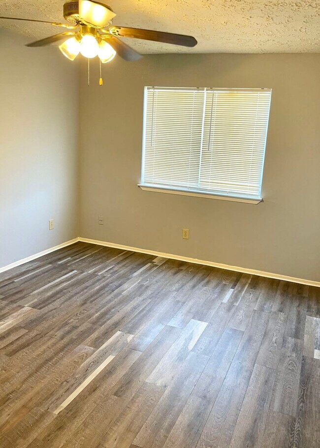 Building Photo - 16026 Highlander Dr