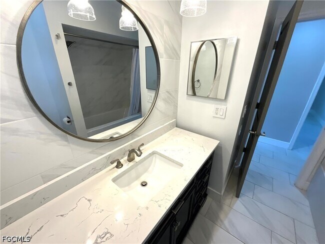 Building Photo - 20620 Pine Tree Ln