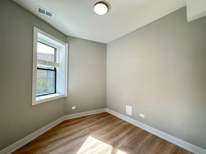 Building Photo - 419 W Belden Ave