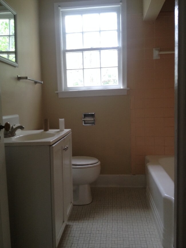 Building Photo - **AVAILABLE NOW**3 Bedroom / 2 Bathroom Ho...