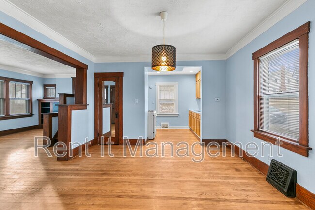 Building Photo - 3228 Fontenelle Blvd