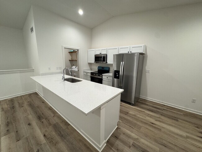 Building Photo - "Spacious 5-Bed Oasis with 3 Full Baths in Charming Bel Aire - 2,624 Sq Ft of Comfortable Living!"