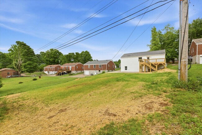 Building Photo - 221 Clearview Dr