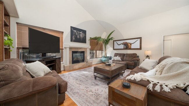 Building Photo - Country Living on 13.5 Acres