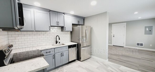 Building Photo - 3216 E Roosevelt Ave