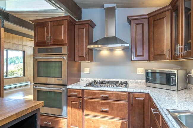 Building Photo - 3-Bed Waterfront Home in Vaughn