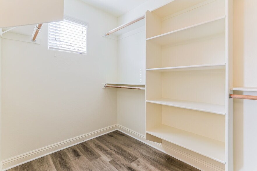 Building Photo - 5537 E Jaeger St