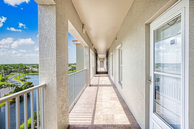 Building Photo - 3 bedroom 2.5 bathroom furnished condo