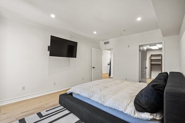 Building Photo - 122 N Clark Dr