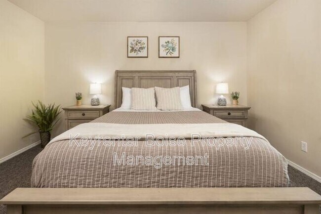 Building Photo - 879 N Traquair Pl