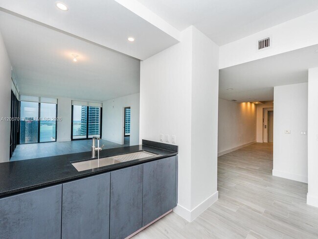 Building Photo - 1010 Brickell Ave