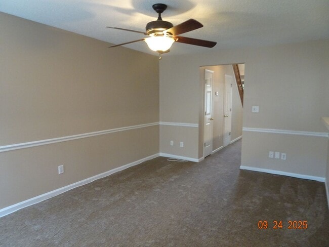 Building Photo - 3 Bedrooms, 2.5 Bathrooms Townhouse Rental