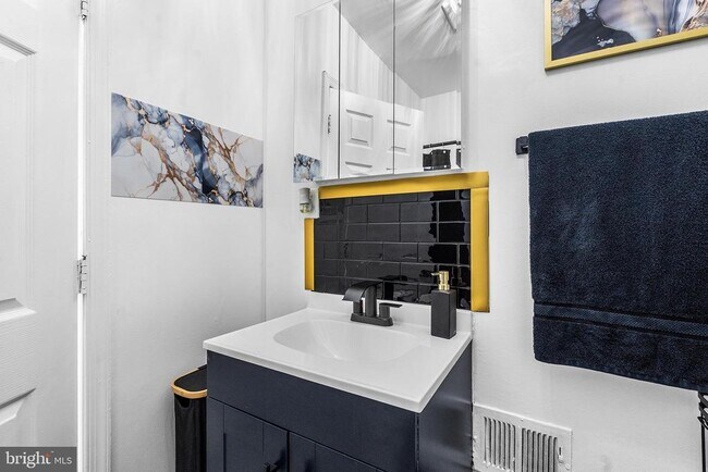 Building Photo - 811 W Schiller St