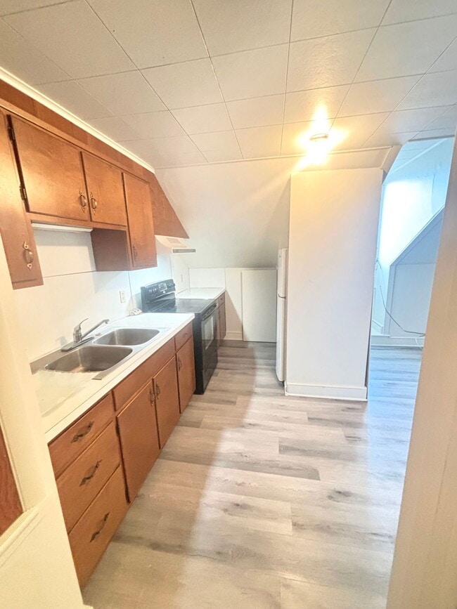 Building Photo - 463 Walnut St