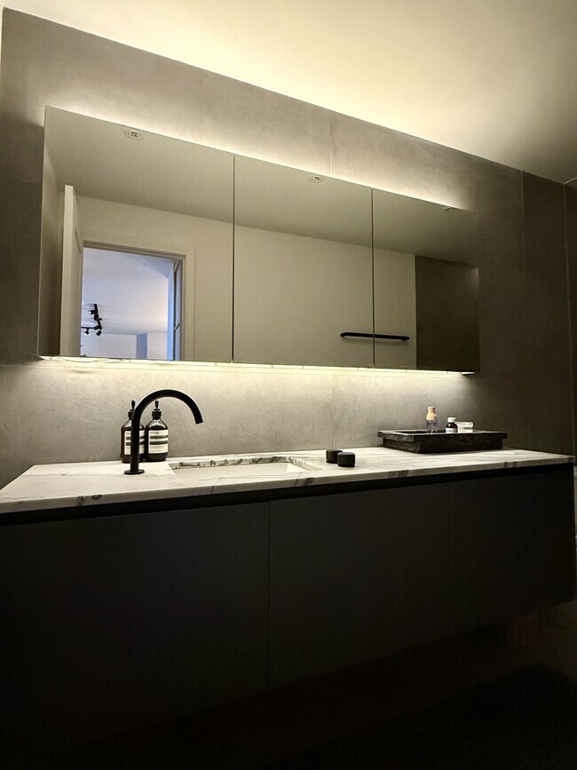 Building Photo - 2020 N Lincoln Park W