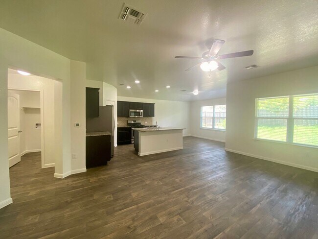 Building Photo - Updated Home in Pioneer Crossing! Available for July!