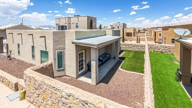 Building Photo - Beautiful 3 bed-2 baths with Casa Club/Gym...