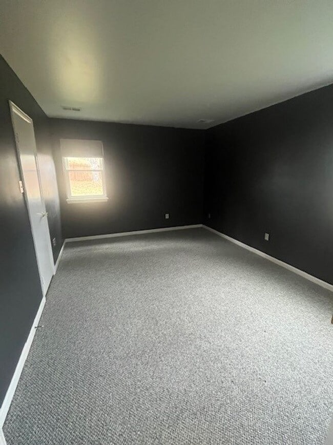 Building Photo - LOVELY CAPE COD WITH 4 BEDS, 2 BATHS AND GARAGE