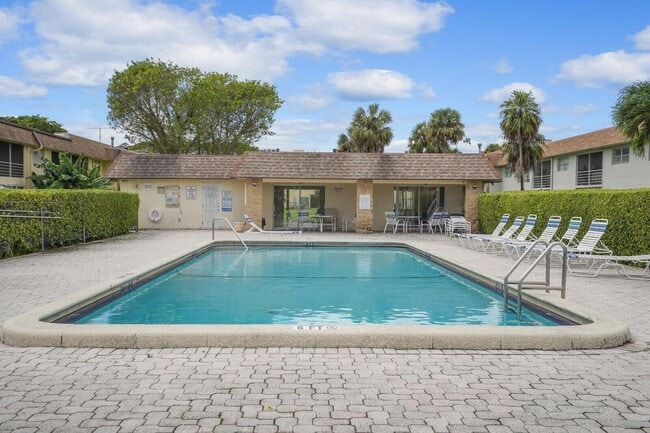 Building Photo - 9851 Sandalfoot Blvd