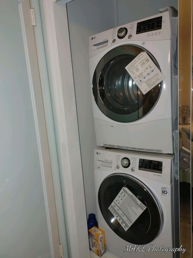 Building Photo - Charming Cottage in Park Circle — Modern Updates, Big Backyard!