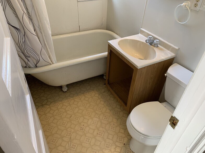 Building Photo - 833 Topeka