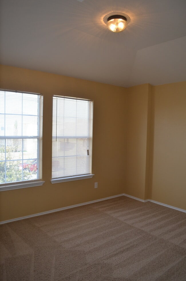 Building Photo - HUGE 5 BEDROOM HOME IN SAVANNAH HEIGHTS!