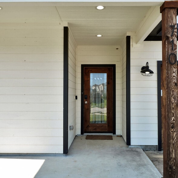 Building Photo - 710 Perry Ave