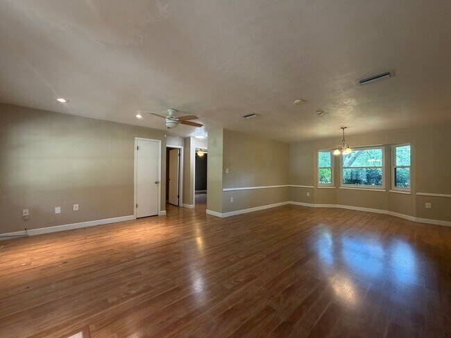 Building Photo - Windward Meadows 3BR/2BA on 1 Acre with Fenced Yard