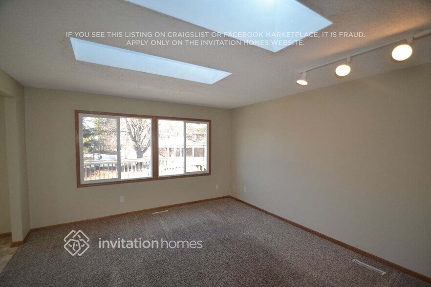Building Photo - 8239 Hampshire Ct N