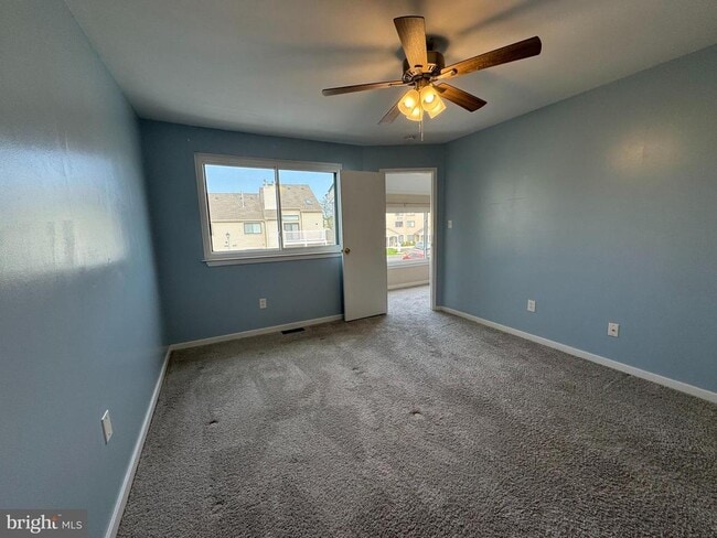 Building Photo - 1405 Roberts Way