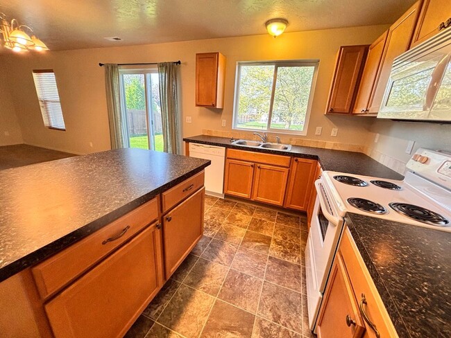 Building Photo - Ready for Move In - Cedar Creek Spacious L...