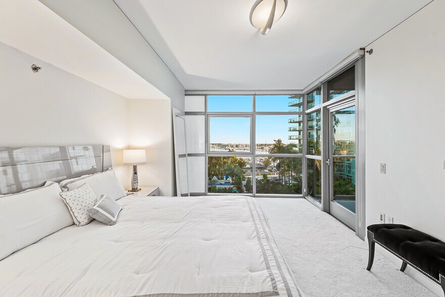 Building Photo - 13650 marina pointe Dr