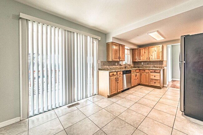 Building Photo - 5 bedrooms ,2 bathrooms and on 0.32 acres for rent