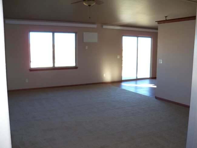 Building Photo - 2 BED | 2 BATH | DOUBLE GARAGE | TOWNHOME ...