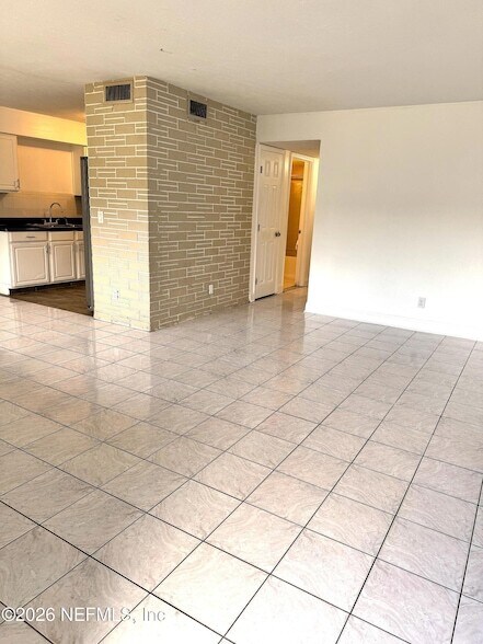 Building Photo - 2856 Beachwood Blvd
