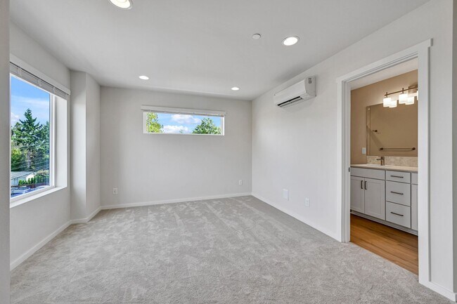Building Photo - 4 Bed 3 Bath Townhouse for Rent!