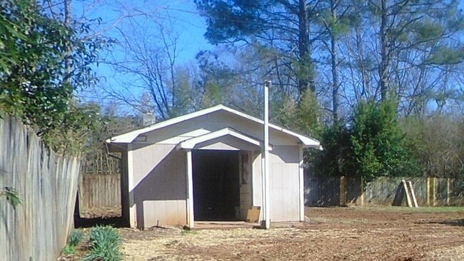 Building Photo - 3 Bedroom 2 Bathroom Home