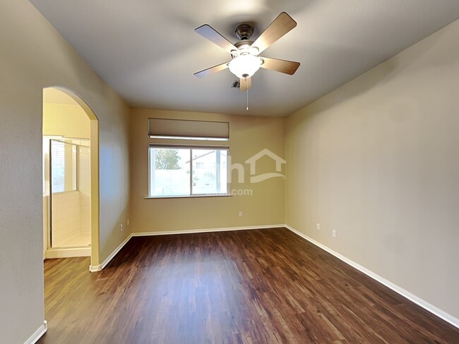 Building Photo - 1852 E Pyle Ave