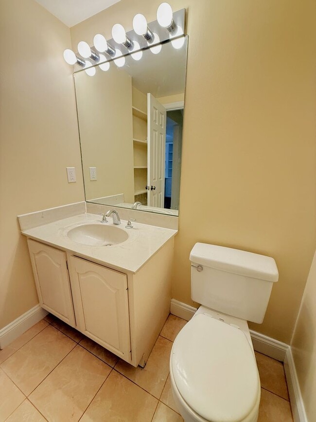 Building Photo - 2 Level, 2 Bedroom Hidden Gem in Dupont!