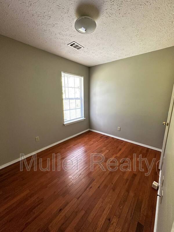 Building Photo - 621 Latham Ave