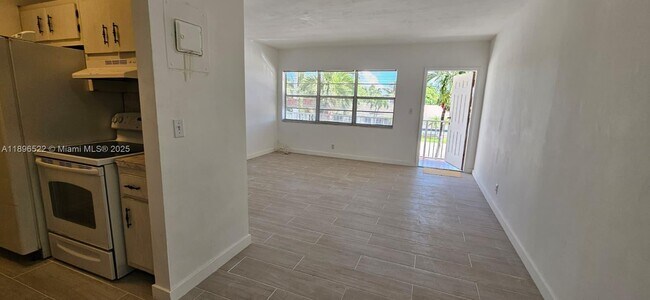 Building Photo - 230 SW 11th Ave