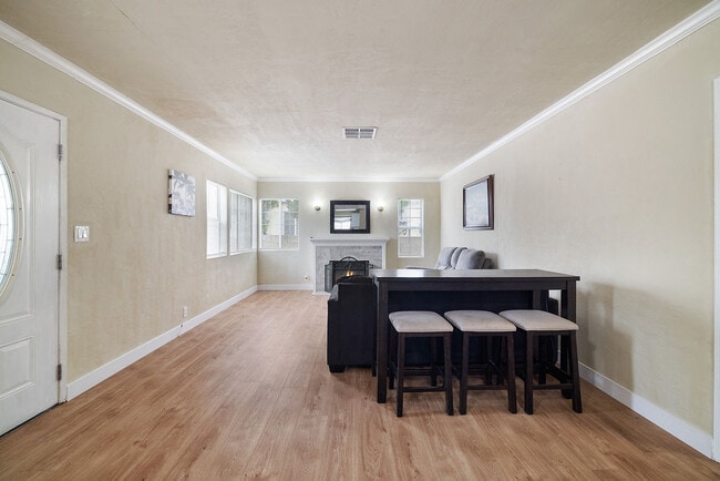 Building Photo - 11050 Keswick St