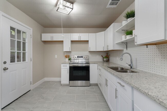 Building Photo - 3 bedroom 2 bath less than a mile from Fort Sam AFB!