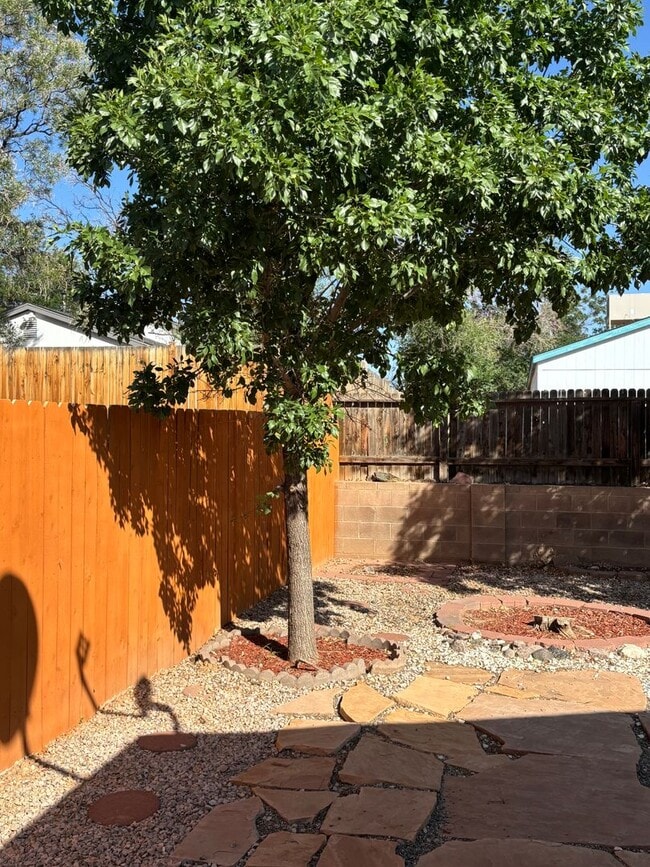 Building Photo - Charming 2 Bed, 2 Bath Home in Rio Rancho