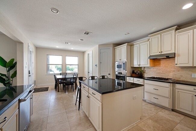 Building Photo - 4627 Miramar Dr